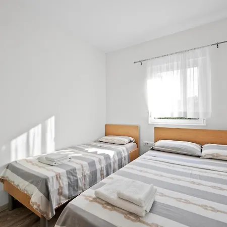 1 Bedroom Gorgeous In Zaboric-brodarica