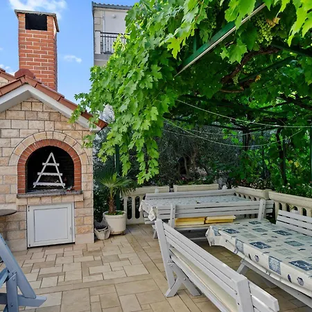 1 Bedroom Gorgeous In Zaboric-brodarica 아파트 *