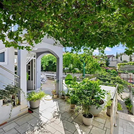 1 Bedroom Gorgeous In Zaboric-brodarica Apartment Zaboric