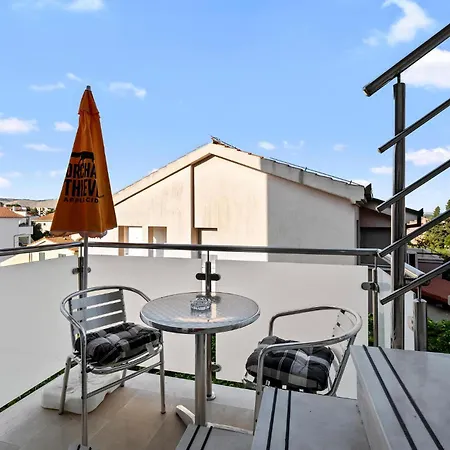 1 Bedroom Gorgeous In Zaboric-brodarica Žaborić