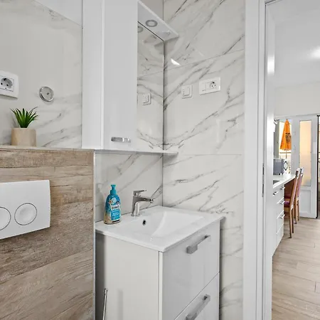1 Bedroom Gorgeous In Zaboric-brodarica Apartamento