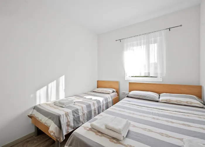 1 Bedroom Gorgeous In Zaboric-brodarica