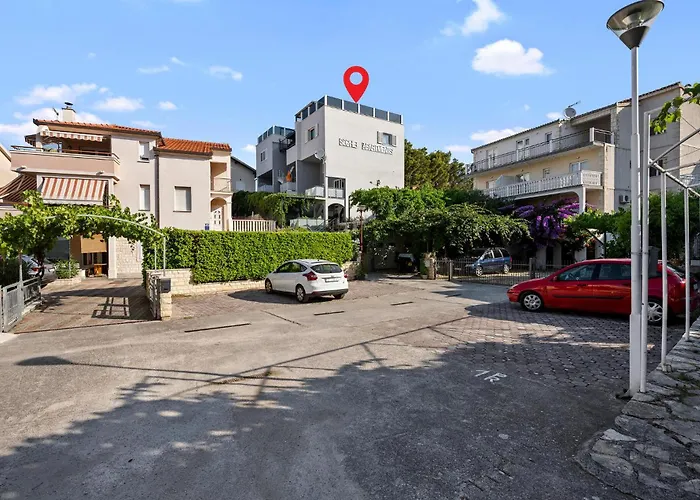 1 Bedroom Gorgeous In Zaboric-brodarica Apartman