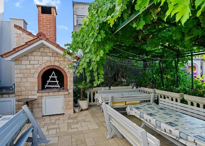 1 Bedroom Gorgeous In Zaboric-brodarica Apartman *