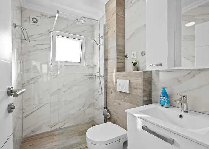 1 Bedroom Gorgeous In Zaboric-brodarica Apartment