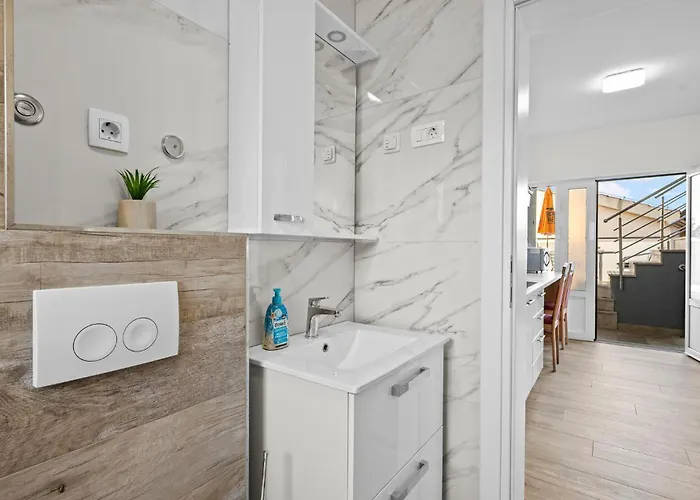 1 Bedroom Gorgeous In Zaboric-brodarica Apartment